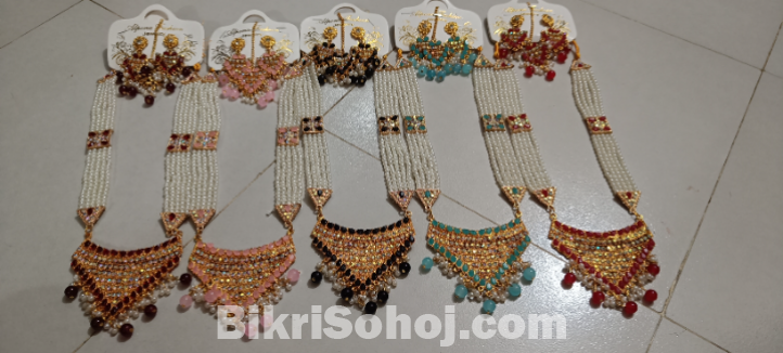 গরজিয়াস সীতা মাথার টিকলি এবং কানের দুল